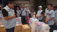 Loyalis Jokowi ini menyebar puluhan ribu kaos Prabowo-Gibran ke sejumlah titik strategis. Ia menyebut akan total memberikan dukungan ke pasangan Prabowo-Gibran.