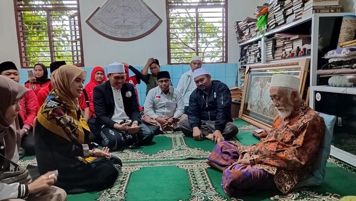 Atikoh saat bertemu dengan Abuya Muhtadi (Bahtiar/detikcom)