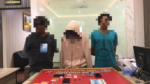 Ayah dan dua anak di Kota Mataram, NTB, ditangkap polisi karena menjadi pengedar sabu-sabu.