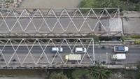 Akibatnya jembatan ini mengalami penurunan 5-10 centimeter.  