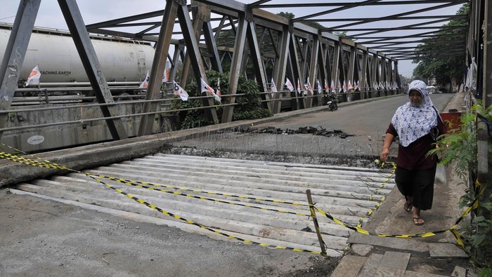Bahaya! Jembatan di Bekasi Ini Amblas Gara-gara Bautnya Dicuri Foto udara sejumlah kendaraan melintas disamping Jembatan Cipendawa yang ditutup karena jalan amblas di Jatiasih, Bekasi, Jawa Barat, Selasa (6/2/2024). Menurut keterangan Dinas Bina Marga dan Sumber Daya Air (BMSDA) satu jembatan yang amblas ditutup sementara akibat puluhan baut yang menopang konstruksi jembatan hilang sehingga menyebabkan penurunan 5-10 centimeter. ANTARA FOTO/ Fakhri Hermansyah/foc.