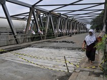 Bahaya! Jembatan di Bekasi Ini Amblas Gara-gara Bautnya Dicuri