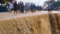 Menurut data BPBD Grobogan yang dimutakhirkan pada pukul 08.00 WIB, Selasa (6/2/2024), meluapnya Sungai Jajar Lama hingga Sungai Lusi menjadi penyebab banjir itu.  