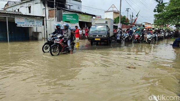 Banjir di Jalan Ahmad Yani, Gubug, Grobogan, Selasa (6/2/2024).