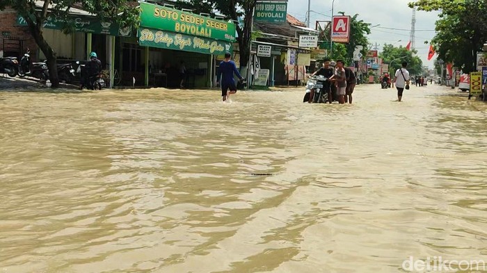 Banjir di Jalan Ahmad Yani, Gubug, Grobogan, Selasa (6/2/2024).