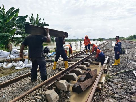 Banjir di Kabupaten Grobogan, menyebabkan jalur kereta api (KA) di antara Stasiun Gubug dan Stasiun Karangjati belum bisa dilewati sementara, Selasa (6/2/2024) pagi.