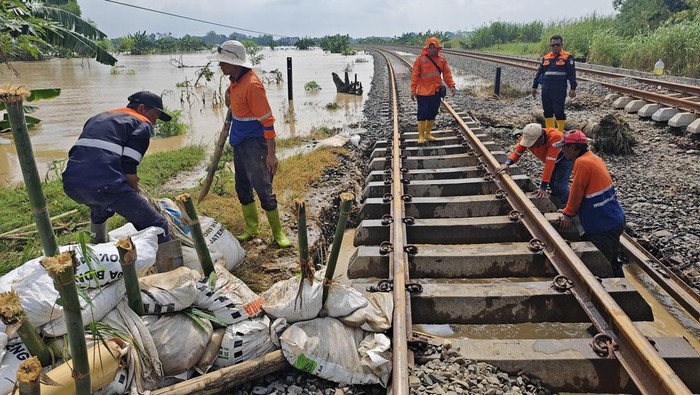Banjir di Kabupaten Grobogan, menyebabkan jalur kereta api (KA) di antara Stasiun Gubug dan Stasiun Karangjati belum bisa dilewati sementara, Selasa (6/2/2024) pagi.