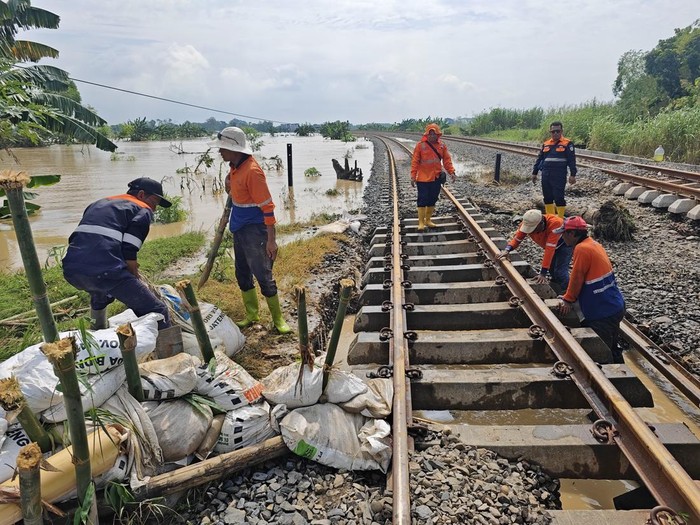 Banjir di Kabupaten Grobogan, menyebabkan jalur kereta api (KA) di antara Stasiun Gubug dan Stasiun Karangjati belum bisa dilewati sementara, Selasa (6/2/2024) pagi.