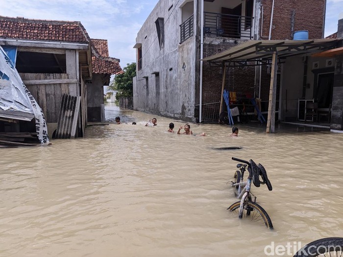 Banjir limpasan sungai di Dukuh Cabean Kidul, Desa Sidorejo, Kecamatan Karangawen, Demak, Selasa (6/2/2024).