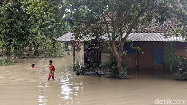 Banjir limpasan sungai di Dukuh Cabean Kidul, Desa Sidorejo, Kecamatan Karangawen, Demak, Selasa (6/2/2024).