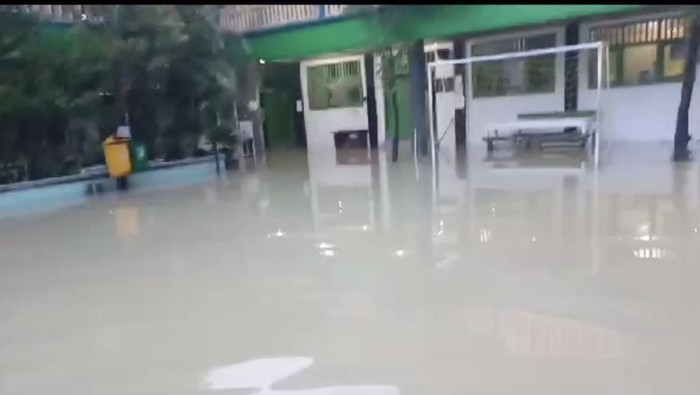 Banjir rendam sekolah di Gresik