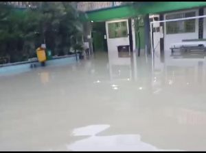 2 Sekolah di Gresik Terendam Banjir, Air Masuk hingga Ruang Guru