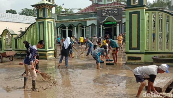 Banjir yang menggenangi Desa Bantarkawung Brebes surut, Selasa (6/2/2024). Warga pun mulai bersih-bersih endapan lumpur banjir.