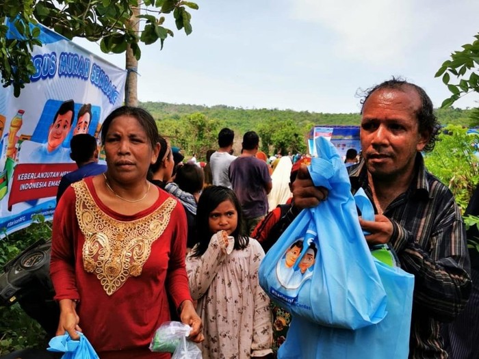 Barisan Relawan For Gibran (Barisan RFG) menggelar tebus murah seribu paket sembako di Kabupaten Buton, Sulawesi Tenggara (Sultra).