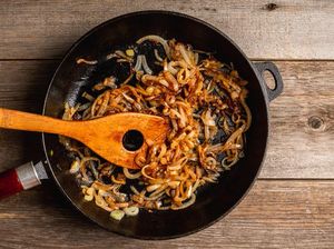 Ini Beda Bawang Bombai Tumis dan Caramelized Onion