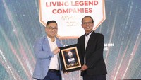 Direktur Operasional BRI Life Yossie William Iroth saat menerima penghargaan Living Legend Company in Fulfilling the Need for Life Insurance dari Warta Ekonomi melalui gelaran penghargaan eksklusif Indonesia Living Legend Awards 2024.