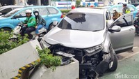 Bagian depan mobil tersebut tampak ringsek.