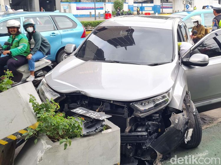 Bruk! Honda CRV Tabrak Beton Pembatas Jalur Sepeda di Jalan MH Thamrin