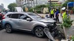 Bruk! Honda CRV Tabrak Beton Pembatas Jalur Sepeda di Jalan MH Thamrin