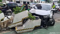 Kecelakaan terjadi diduga karena supir mengantuk.