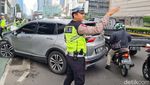 Bruk! Honda CRV Tabrak Beton Pembatas Jalur Sepeda di Jalan MH Thamrin