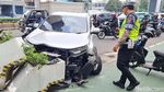 Bruk! Honda CRV Tabrak Beton Pembatas Jalur Sepeda di Jalan MH Thamrin