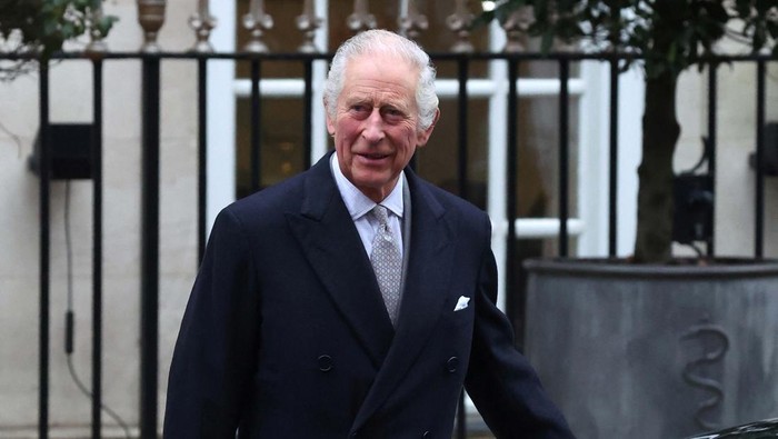 Britain's King Charles leaves the London Clinic with Britain's Queen Camilla after receiving treatment for an enlarged prostate, in London, Britain January 29, 2024. REUTERS/Toby Melville