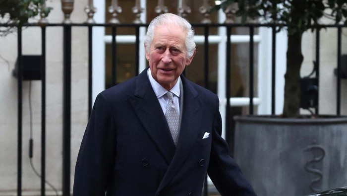 Britains King Charles leaves the London Clinic with Britains Queen Camilla after receiving treatment for an enlarged prostate, in London, Britain January 29, 2024. REUTERS/Toby Melville