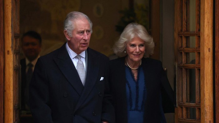 Britain's King Charles leaves the London Clinic with Britain's Queen Camilla after receiving treatment for an enlarged prostate, in London, Britain January 29, 2024. REUTERS/Toby Melville