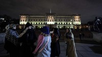 Orang-orang berdiri di dekat Istana Buckingham, setelah Raja Charles dari Inggris diumumkan menderita kanker, di London, Inggris, 5 Februari 2024. REUTERS/Hannah McKay.