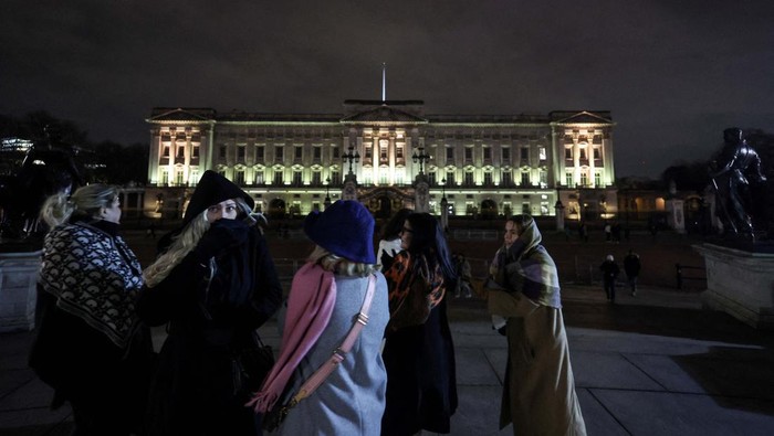 Britain's King Charles leaves the London Clinic with Britain's Queen Camilla after receiving treatment for an enlarged prostate, in London, Britain January 29, 2024. REUTERS/Toby Melville