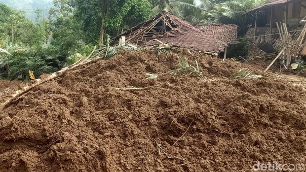 Bukit longsor di Desa Nagasari, Kecamatan Pagentan, Banjarnegara, Selasa (6/2/2024).