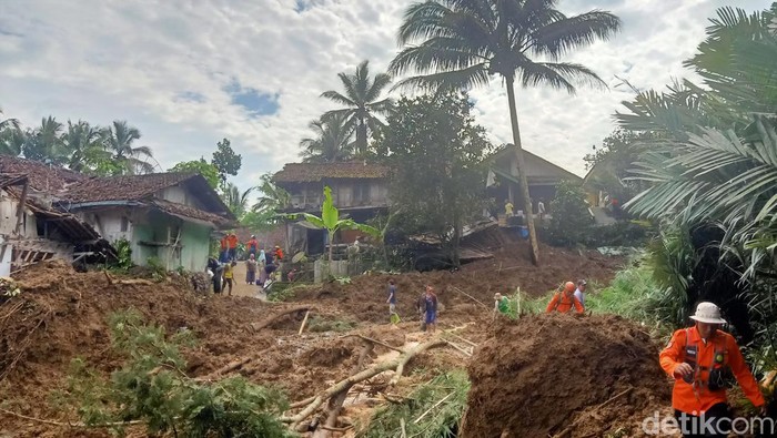 Bukit longsor di Desa Nagasari, Kecamatan Pagentan, Banjarnegara, Selasa (6/2/2024).