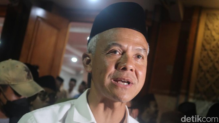 Calon Presiden (Capres) nomor urut 3, Ganjar Pranowo saat memberikan keterangan, Selasa (6/2/2024).
