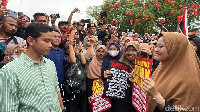 Cawapres Gibran Rakabuming Raka mendatangi aksi massa di depan Balai Kota Solo, Selasa (6/2/2025). Gibran juga menandatangani pakta integritas.