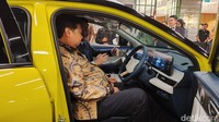 Airlangga sempat menjajal Omoda E5 di kawasan hotel tempat peluncuran produk. Dia merasa nyaman saat mengemudikan mobil nonemisi tersebut. Sebab, layaknya kendaraan listrik lain, Omoda E5 tak bersuara dan mesinnya halus. Foto: Septian Farhan Nurhuda / detik.com