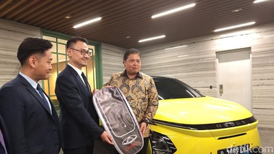 Potret  Mobil Listrik Kuning Airlangga Hartarto yang Harganya Setengah Miliar