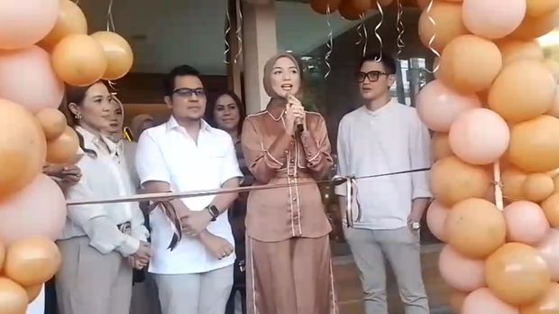 Citra Kirana buka salon kecantikan.