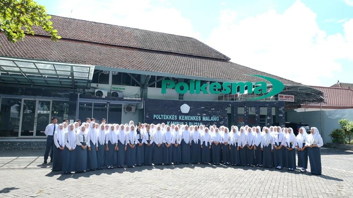 Civitas Akademika Politeknik Kesehatan Kemenkes Malang Kampus 3 di Blitar turut menyampaikan pernyataan sikap menjelang Pemilu 2024. Mereka bersama 102 mahasiswa juga menyuarakan Pemilu damai tanpa golput.