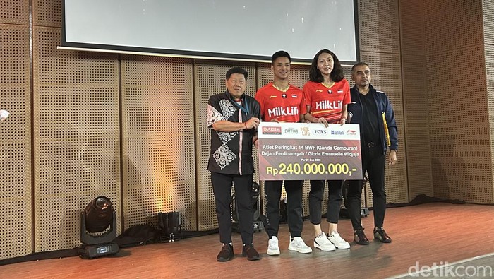 Ganda campuran Indonesia Dejan Ferdinansyah/Gloria Emanuelle Widjaja mendapat bonus dari klubnya, PB Djarum.