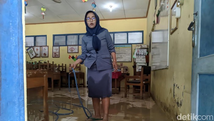 SDN Tegowanu 2 Demak yang kebanjiran akibat tanggul Sungai Cabean jebol, Selasa (6/2/2024).