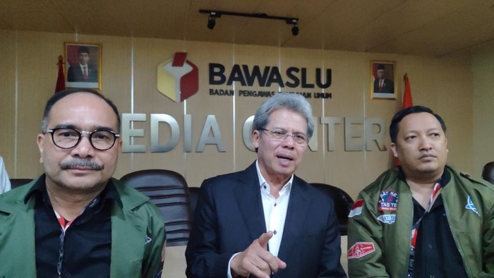 Deputi Bidang Hukum TPN Ganjar-Mahfud, Todung Mulya Lubis (tengah)-(Devi/detikcom)