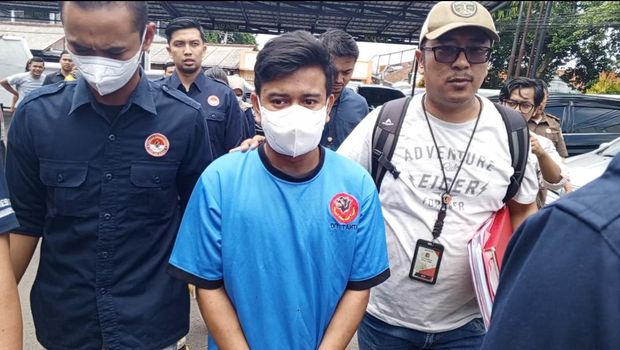 Dua tersangka pembunuhan ibu dan anak di Subang, Danu dan Yosep tiba di Kejari Subang