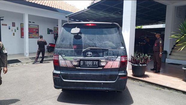 Dua tersangka pembunuhan ibu dan anak di Subang, Danu dan Yosep tiba di Kejari Subang
