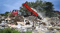 Sejumlah warga mengeluhkan lahan kosong tersebut dijadikan pembuangan sampah puing berupa kayu-kayu, bebatuan, hingga balok.