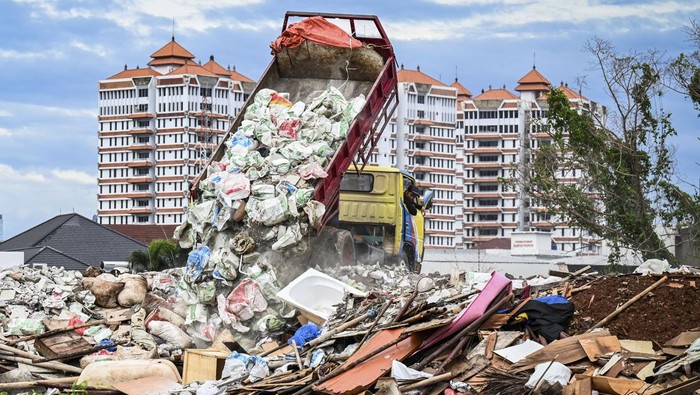 Duh, Lahan Kosong di Jakarta Jadi Tempat Sampah Puing Sejumlah pekerja membuang sampah puing pada lahan kosong di Kemang, Jakarta Selatan, Rabu (6/2/2024). Sejumlah warga mengeluhkan lahan kosong tersebut dijadikan pembuangan sampah puing berupa kayu-kayu, bebatuan, hingga balok yang menyebabkan bau menyengat saat hujan, selain itu banyak kendaraan besar pengangkut puing yang berlalu lalang di wilayah tersebut. ANTARA FOTO/Erlangga Bregas Prakoso/rwa.