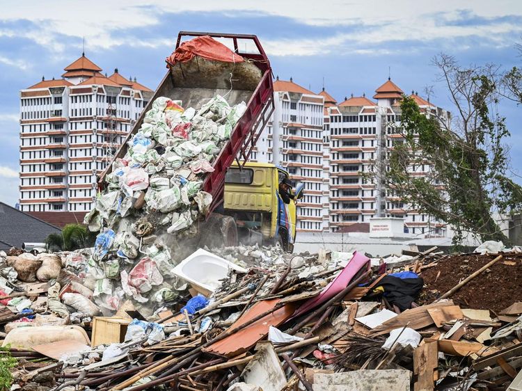 Duh, Lahan Kosong di Kemang Jadi Tempat Sampah Puing