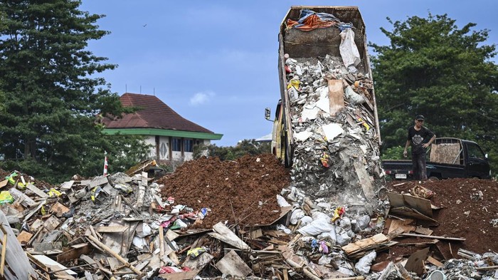 Duh, Lahan Kosong di Jakarta Jadi Tempat Sampah Puing Sejumlah pekerja membuang sampah puing pada lahan kosong di Kemang, Jakarta Selatan, Rabu (6/2/2024). Sejumlah warga mengeluhkan lahan kosong tersebut dijadikan pembuangan sampah puing berupa kayu-kayu, bebatuan, hingga balok yang menyebabkan bau menyengat saat hujan, selain itu banyak kendaraan besar pengangkut puing yang berlalu lalang di wilayah tersebut. ANTARA FOTO/Erlangga Bregas Prakoso/rwa.