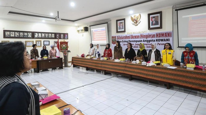 Dukungan Kowani untuk Perempuan yang Terlibat di Pemilu 2024 Ketua Umum Kowani Giwo Rubianto Wiyogo (tengah), memberikan piagam kepada Caleg Perempuan Hetifah Sjaifudian (keempat kiri), Alva Ruslina (ketiga kanan), Farah Savira (kedua kanan), Nita Yudi (keempat kanan), Ratu Dian Hatifah (kanan), Tatyana Sutara (ketiga kiri), Irlisa Rachmadiana (kedua kiri), Ketua Bidang Politik Kowani Cory Soekotjo (kiri) saat silaturahmi Dewan Pimpinan Kowani dan Calon Legislatif (Caleg) Perempuan Anggota Kowani bertema βApresiasi dan Support Keterwakilan peran Perempuan dalam Pemilu 2024 di kantor kowani, Jakarta, Selasa (6/2/24).