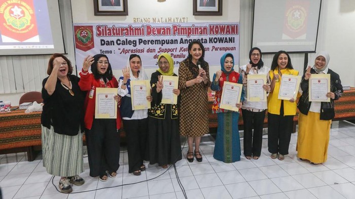 Dukungan Kowani untuk Perempuan yang Terlibat di Pemilu 2024 Ketua Umum Kowani Giwo Rubianto Wiyogo (tengah), memberikan piagam kepada Caleg Perempuan Hetifah Sjaifudian (keempat kiri), Alva Ruslina (ketiga kanan), Farah Savira (kedua kanan), Nita Yudi (keempat kanan), Ratu Dian Hatifah (kanan), Tatyana Sutara (ketiga kiri), Irlisa Rachmadiana (kedua kiri), Ketua Bidang Politik Kowani Cory Soekotjo (kiri) saat silaturahmi Dewan Pimpinan Kowani dan Calon Legislatif (Caleg) Perempuan Anggota Kowani bertema βApresiasi dan Support Keterwakilan peran Perempuan dalam Pemilu 2024 di kantor kowani, Jakarta, Selasa (6/2/24).